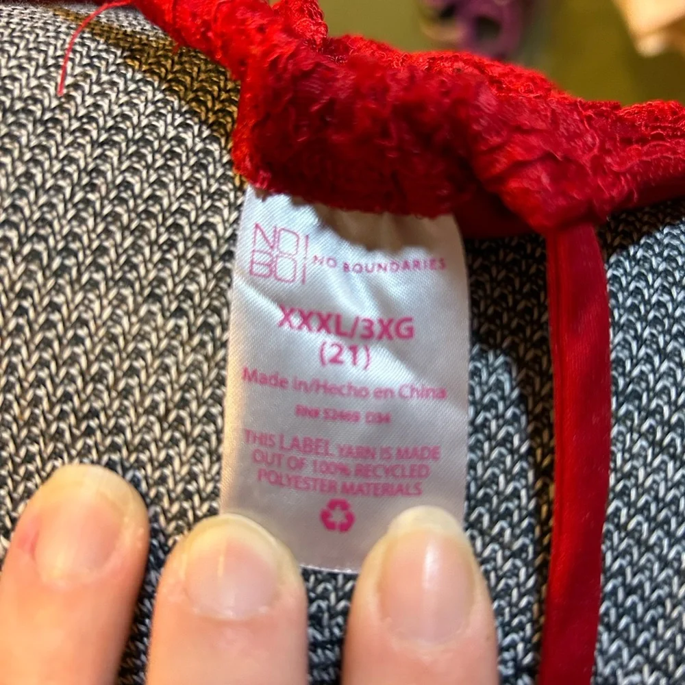 No sleeved red lace top - Picture 2 of 6